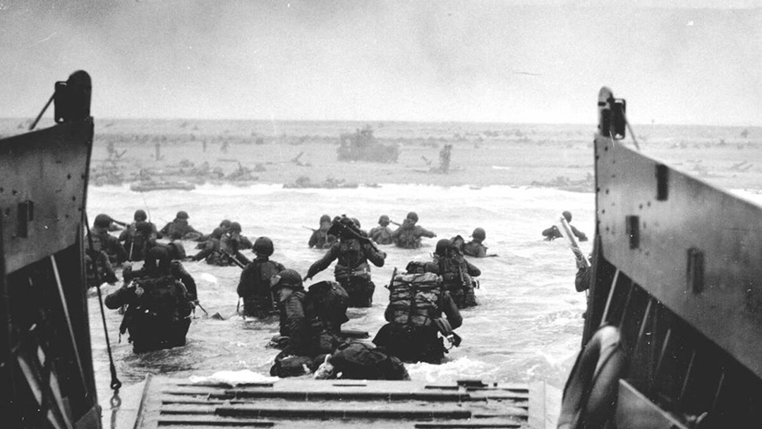 Soldiers running out of the boats in Normandy during WW2