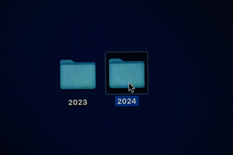 Desktop files one for 2023 and the cursor clicking on 2024